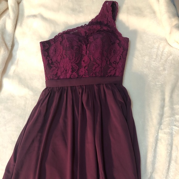 Bridesmaid dress in grape, one shoulder, side slit - Picture 2 of 3